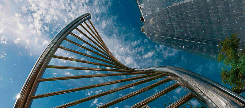 Escultura metálica desenvolvida pela Arte Curvas